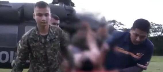 Momento en que los soldados son auxiliados y trasladados a un centro asistencial. 