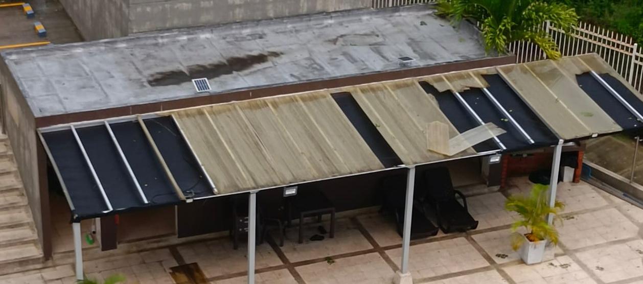 El techo de la piscina de uno de los conjuntos residenciales afectados. 