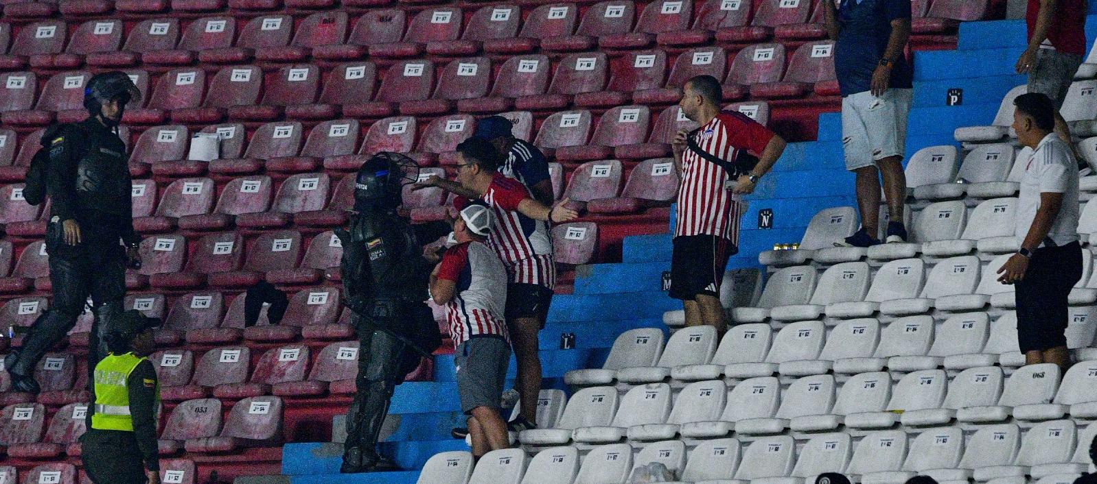 Los barristas se enfrentaron en la tribuna occidental alta.