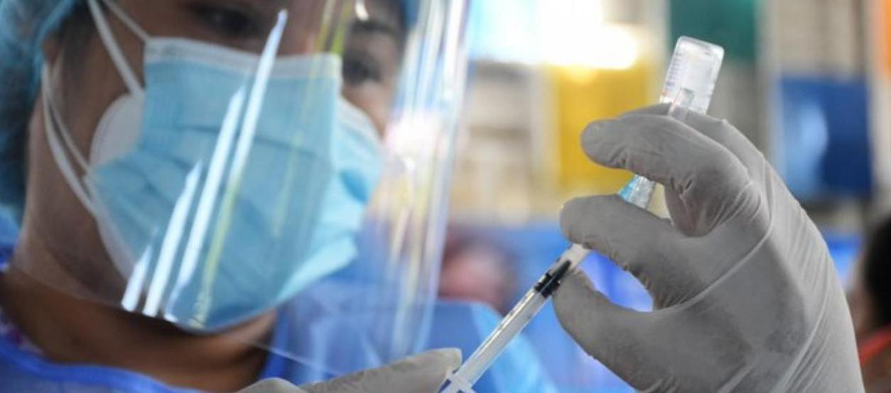 La vacunación fue esencial para controlar el virus. 