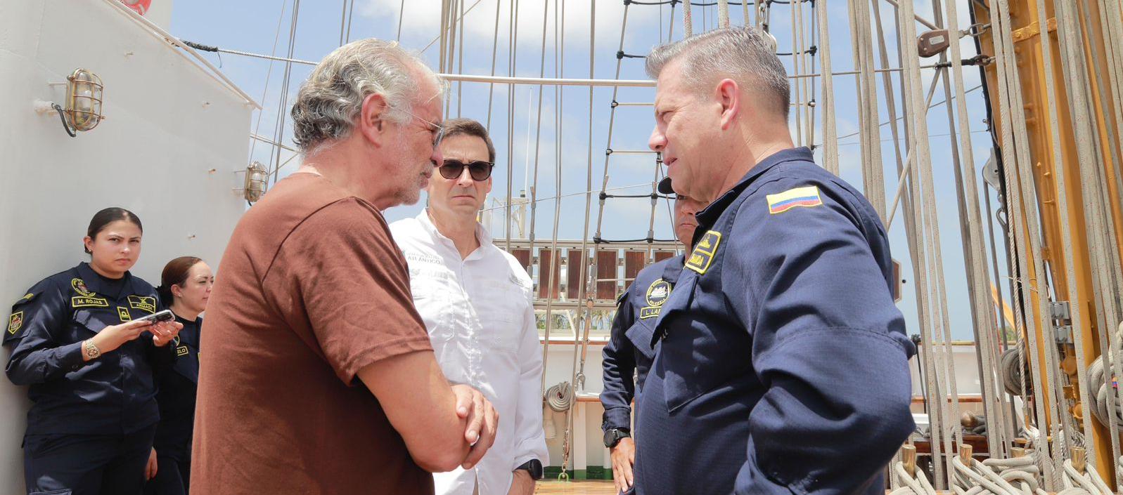 Gobernador Verano en compañía de oficiales de la Armada Nacional. 