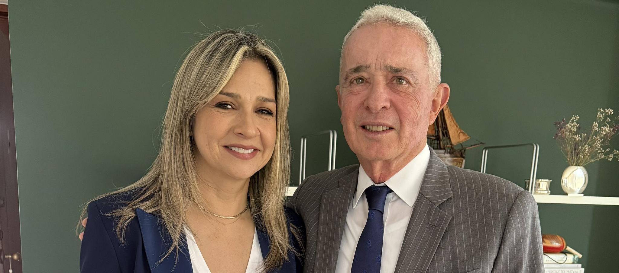 Vicky Dávila y Álvaro Uribe Vélez.