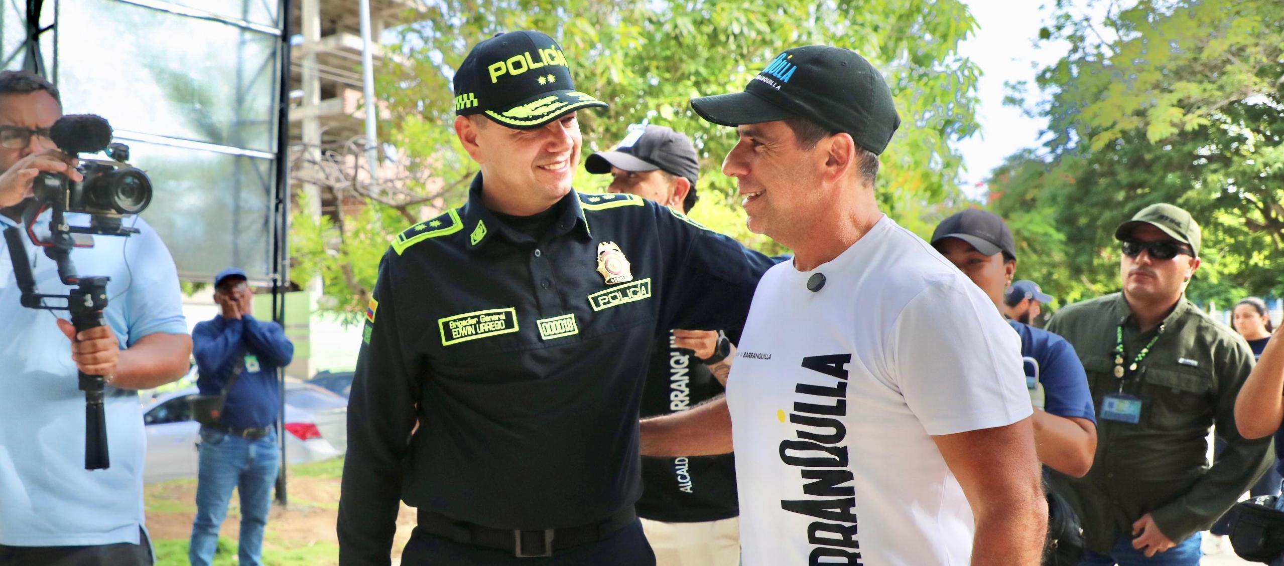 El alcalde Alejandro Char con el comandante de la Policía Metropolitana de Barranquilla, general Edwin Urrego.