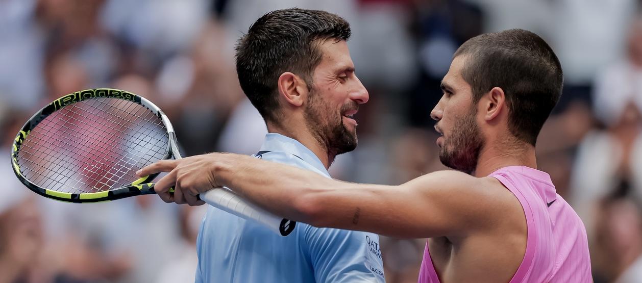 El saludo de Novak Djokovic y Carlos Alcaraz tras su partido de este viernes. 