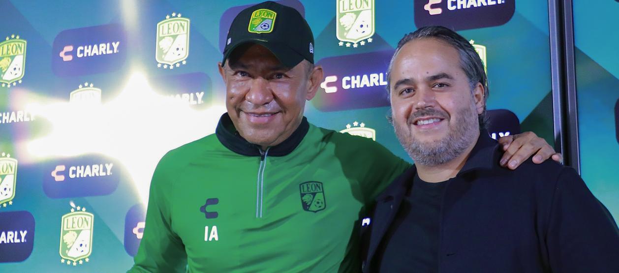 Ignacio Ambriz con el presidente del León, Jesús Martínez Murguía.