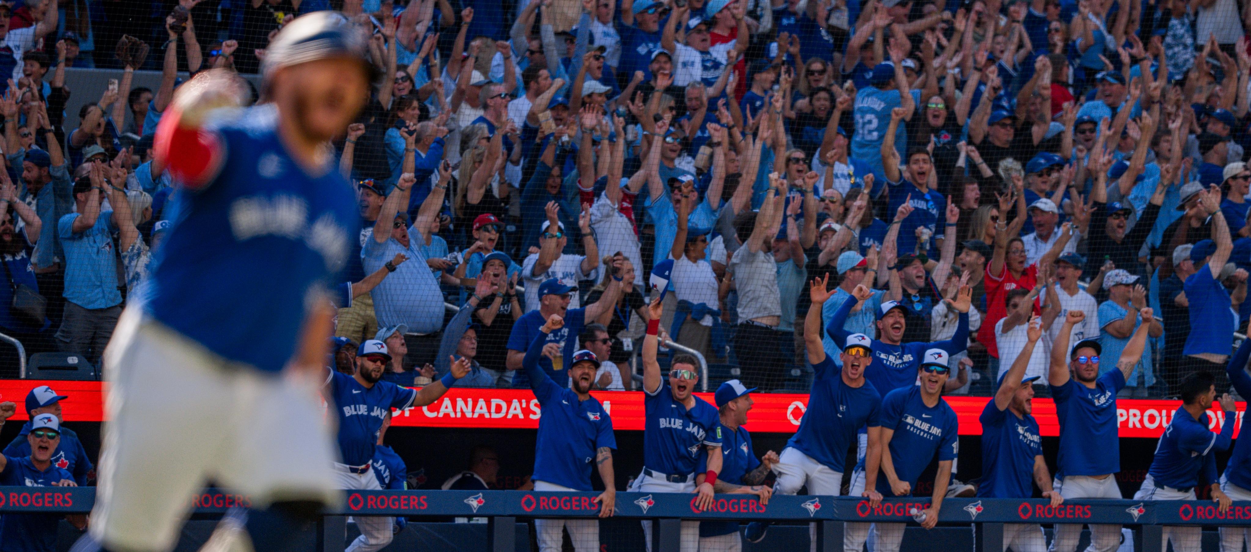 El mexicano Alejandro Kirk recorre las bases tras conectar uno de sus dos jonrones ante Tampa Bay.