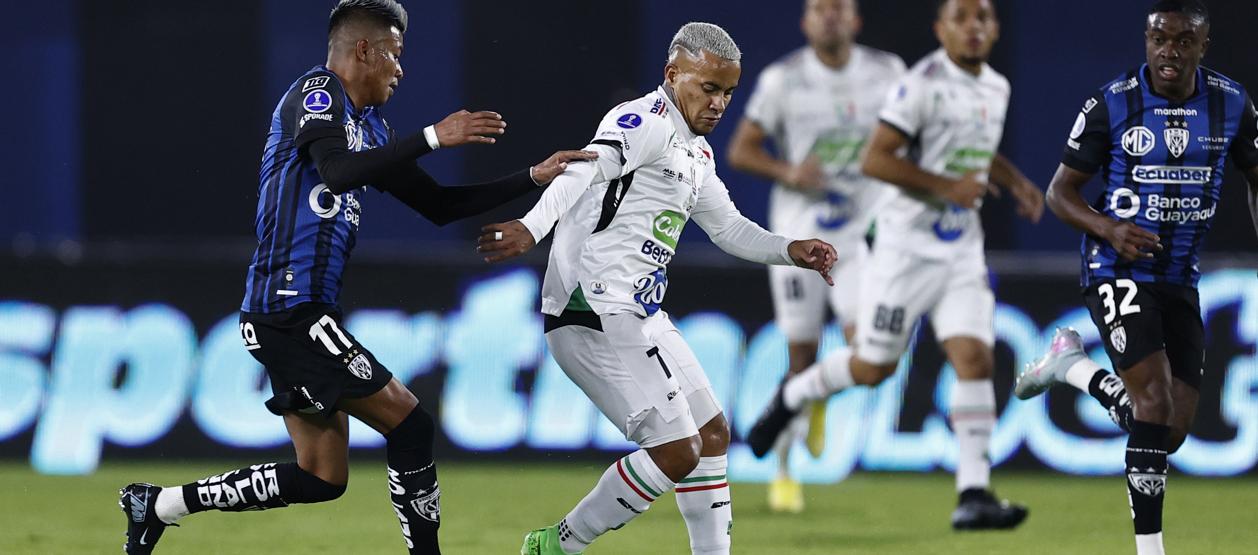 El barranquillero Michael Barrios, delantero del Once Caldas, durante el partido de ida contra Independiente del Valle.