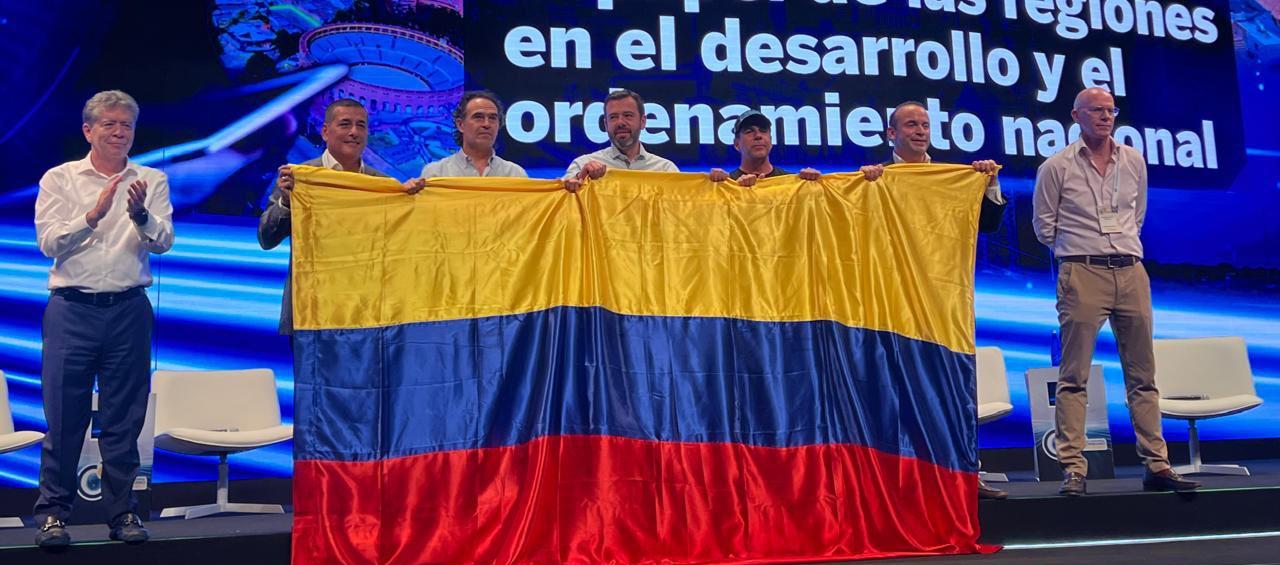 Buce Mac Master junto a alcaldes. 