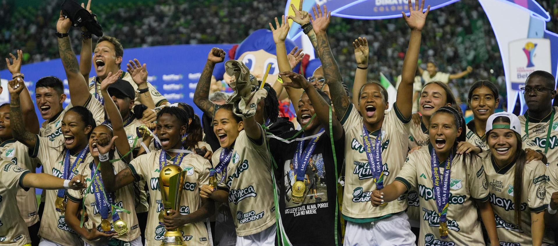 Jugadoras de Deportivo Cali celebran con el trofeo de la Liga Profesional Femenina Colombia.