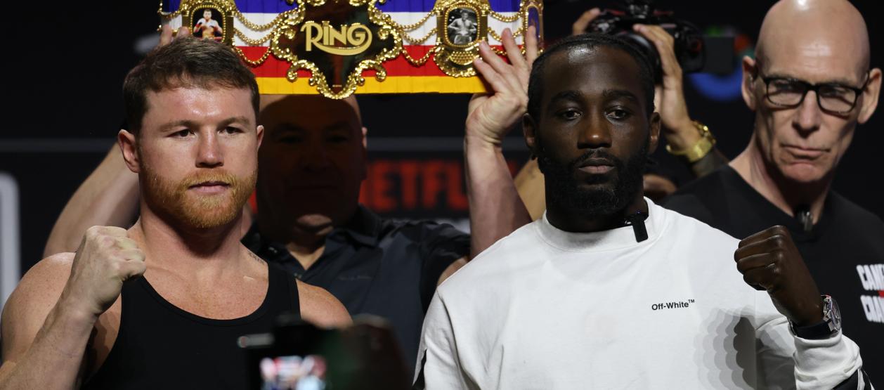 Saúl 'Canelo' Álvarez y Terence Crawford posan antes de su combate de este sábado en Las Vegas.