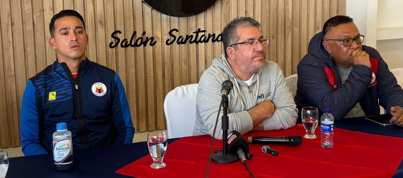 Camilo Ayala, técnico del Pasto, y Óscar Casabón (centro), presidente del Pasto, durante la rueda de prensa.