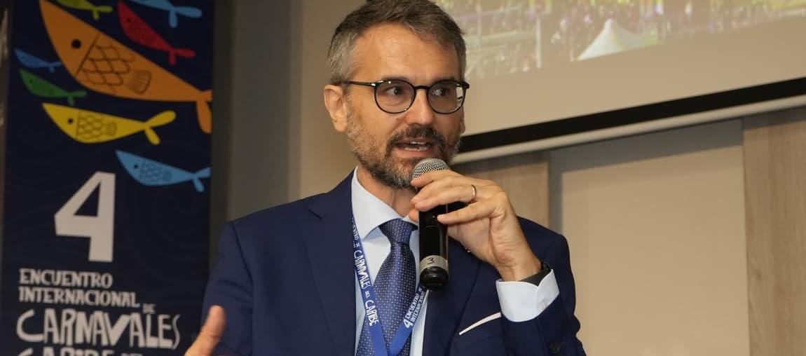 El conferencista Andrea Mazzi, conversando del Carnaval de Viareggio, Italia. 