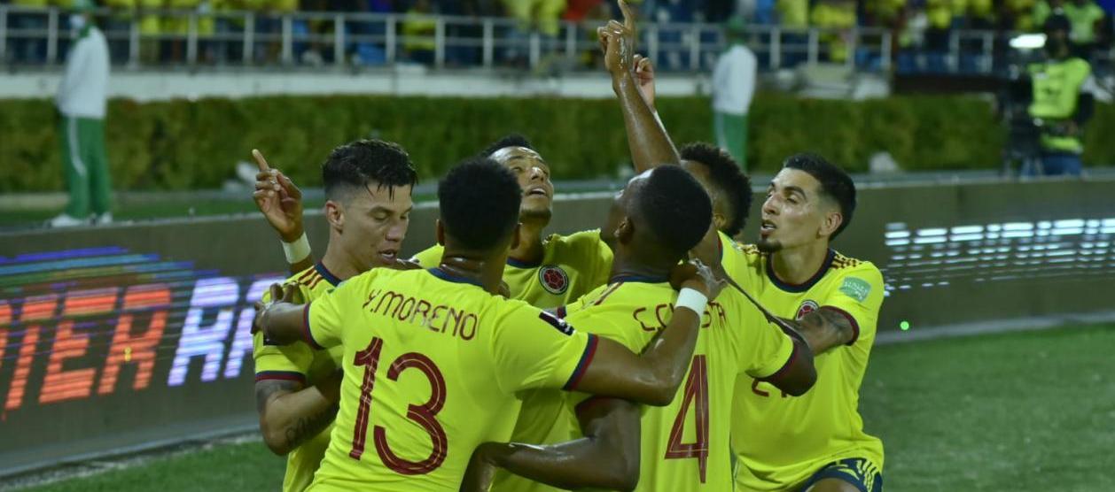 Jugadores de Colombia celebrando un gol a Bolivia en la Eliminatoria 2022.