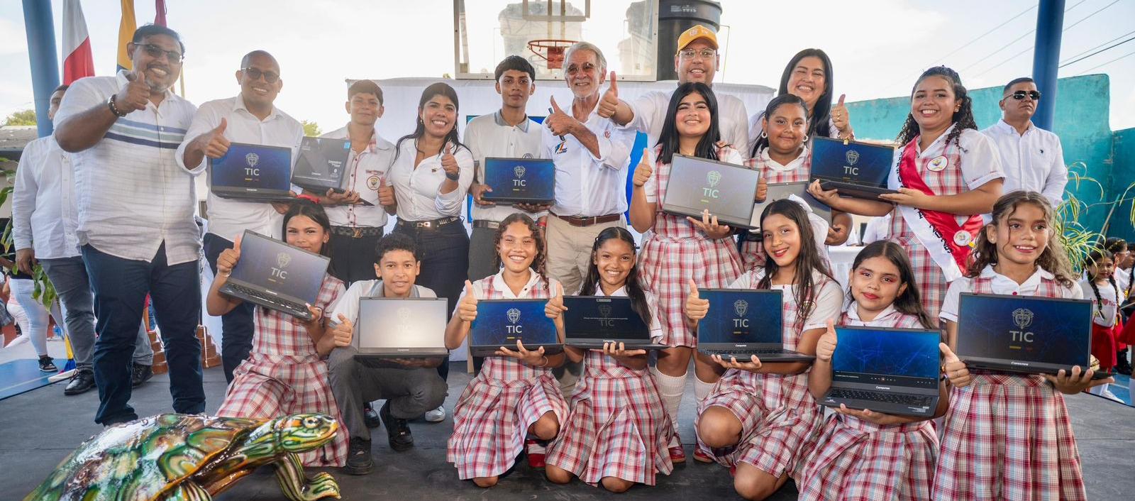 Entrega de computadores en Atlántico. 