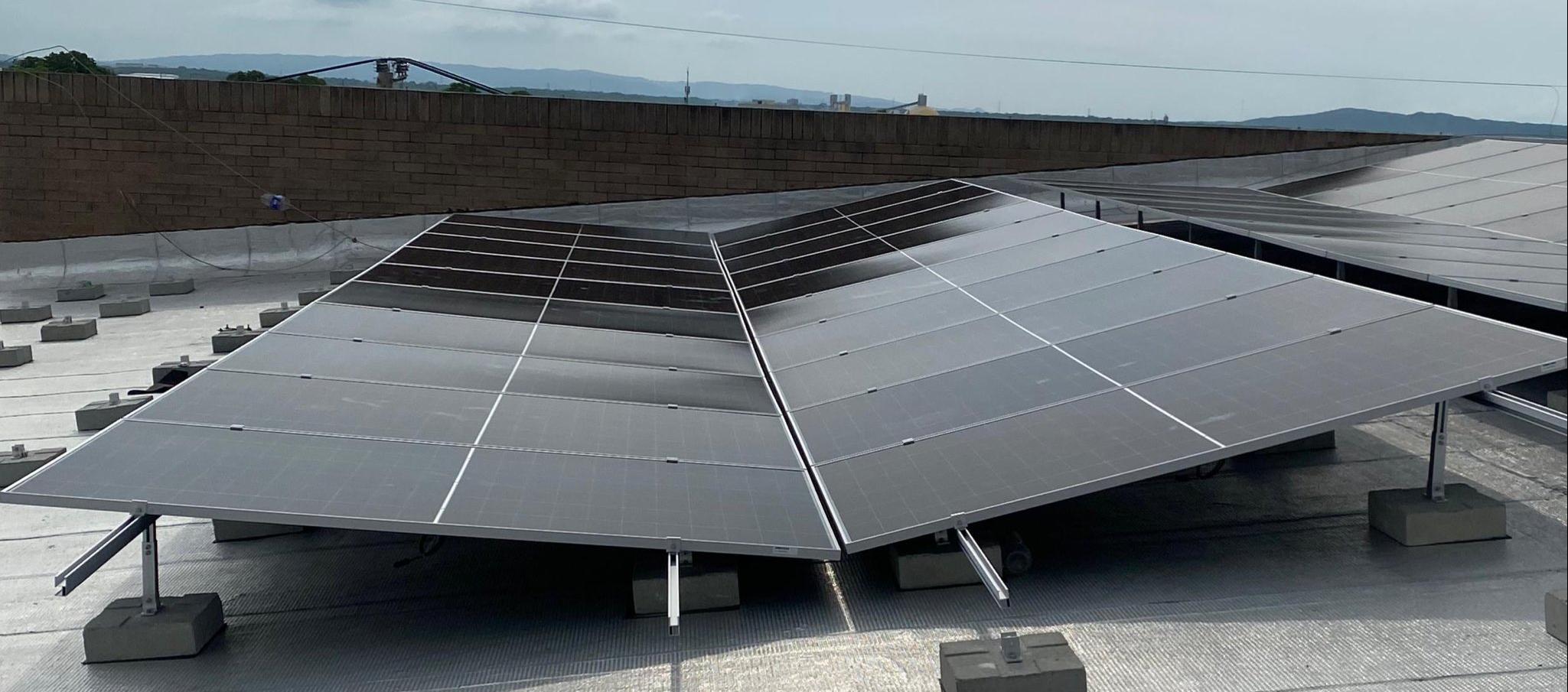 Se instalarán 2 mil paneles solares. 