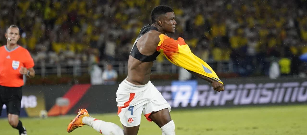Jhon Córdoba festeja tras marcar el segundo gol de Colombia ante Bolivia.