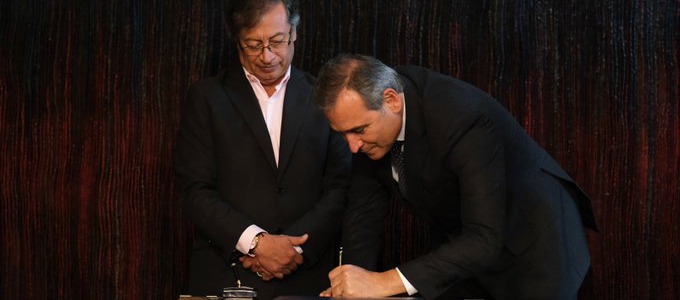 Juan Manuel Corzo durante su posesión ante el presidente Gustavo Petro. 