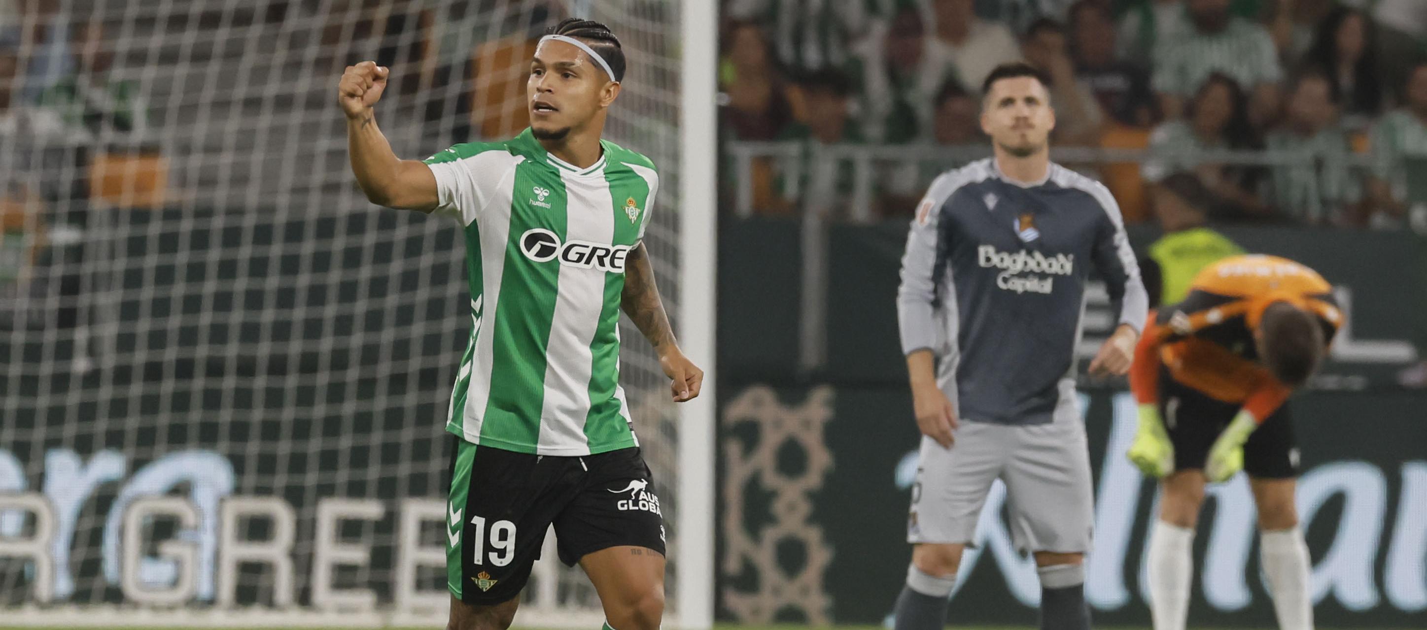 El colombiano 'Cucho' Hernández festeja su gol contra Real Sociedad. 