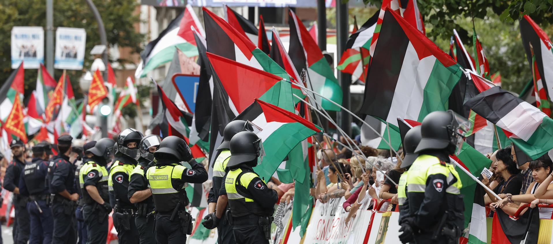 Protesta propalestina en la etapa 11 en Bilbao.