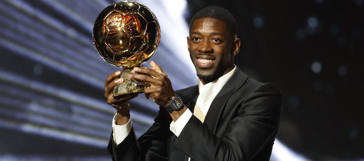 Ousmane Dembelé con el Balón de Oro entregado este lunes por France Football y la UEFA.