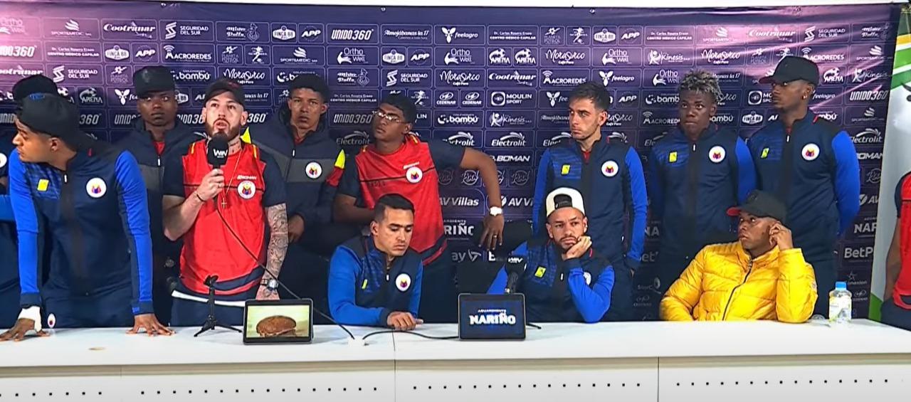 Los jugadores del Deportivo Pasto acompañaron en la rueda de prensa al técnico Camilo Ayala. 