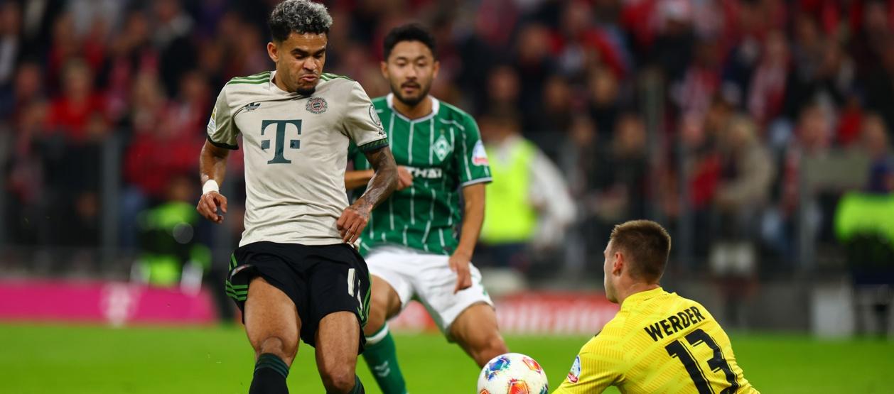 Karl Hein, portero del Werder Bremen, salva un mano a mano con Luis Díaz. 