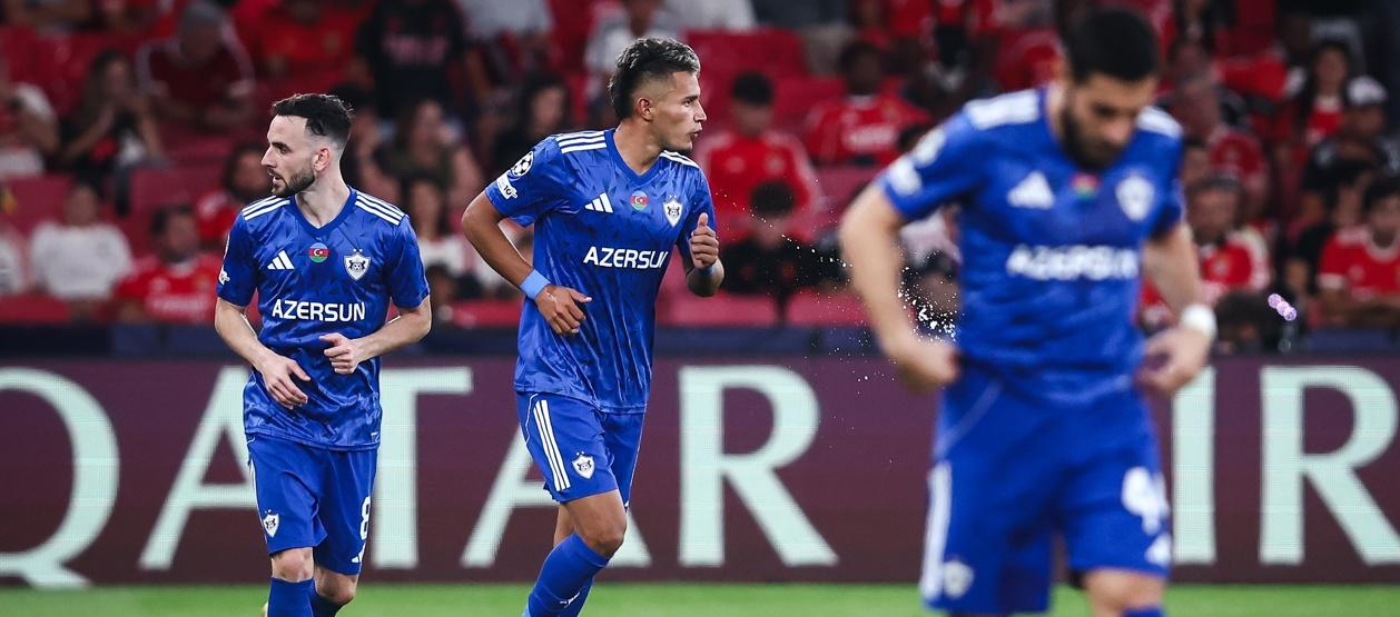 Camilo Durán (centro) tras marcar su gol ante el Benfica. 
