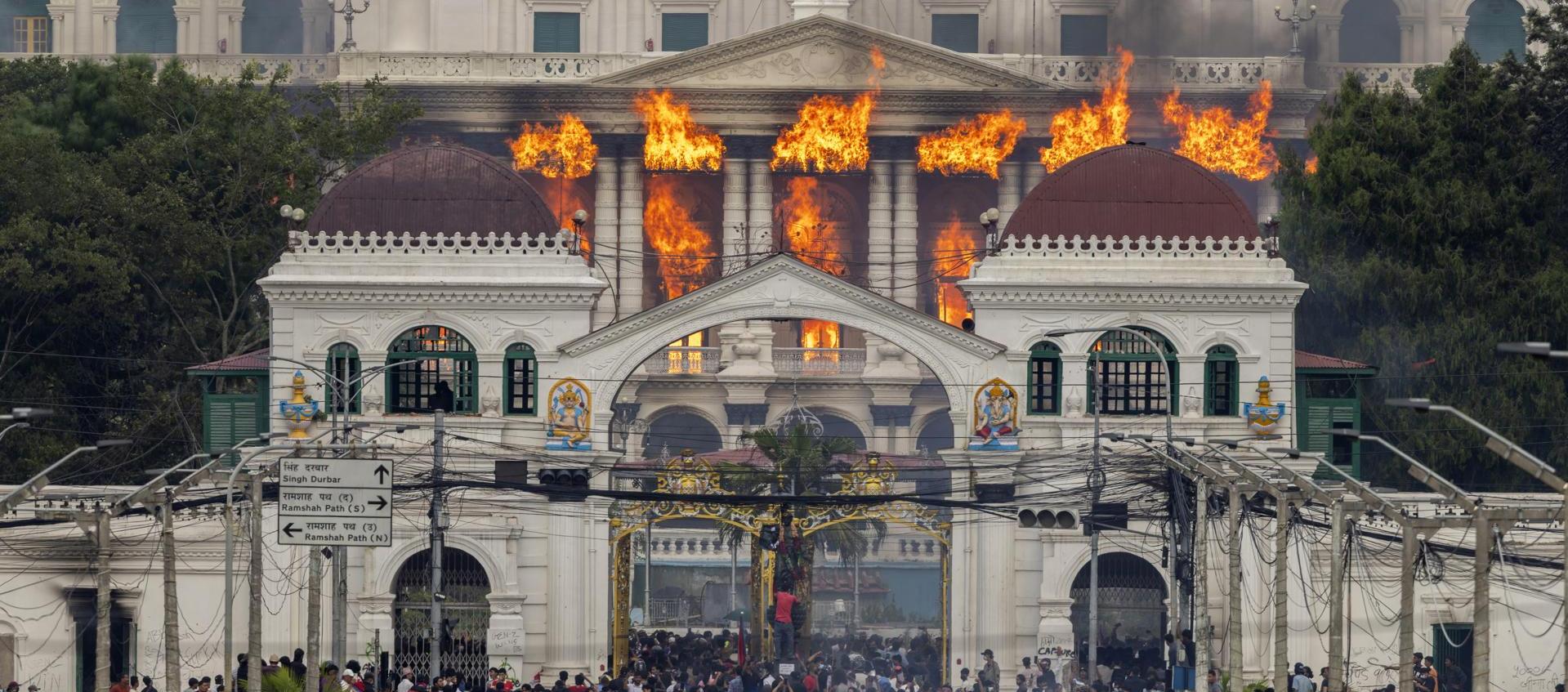 El fuego y el humo se elevan del palacio Singha Durbar. 