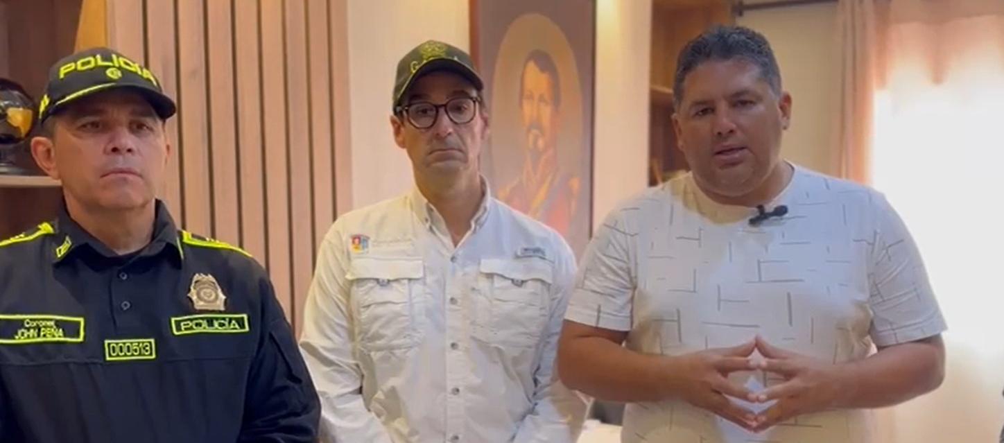 El comandante de la Policía del Atlántico, coronel John Harvey Peña; el secretario del Interior del Gobierno, José Antonio Luque, y el alcalde de Baranoa, Edinson Palma.