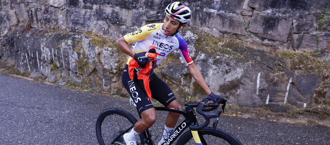 El colombiano Egan Bernal poco antes de la salida de la etapa 17 de la Vuelta a España.