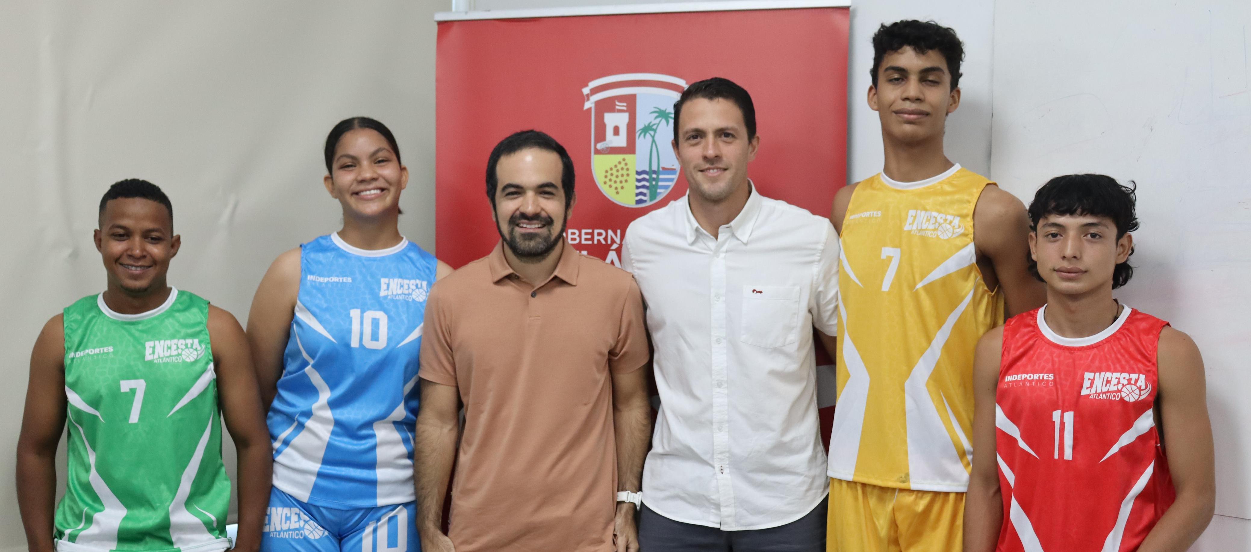 El director de Indeportes Atlántico, Iván Urquijo, duranta la entrega de uniformes a los equipos participantes.