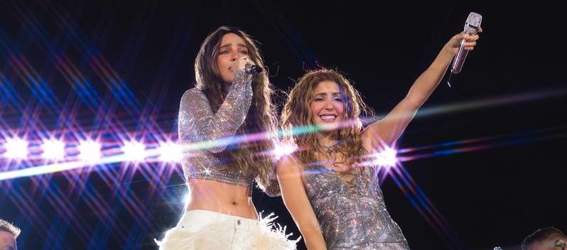 Shakira y Belinda durante su presentación en Ciudad de México. 