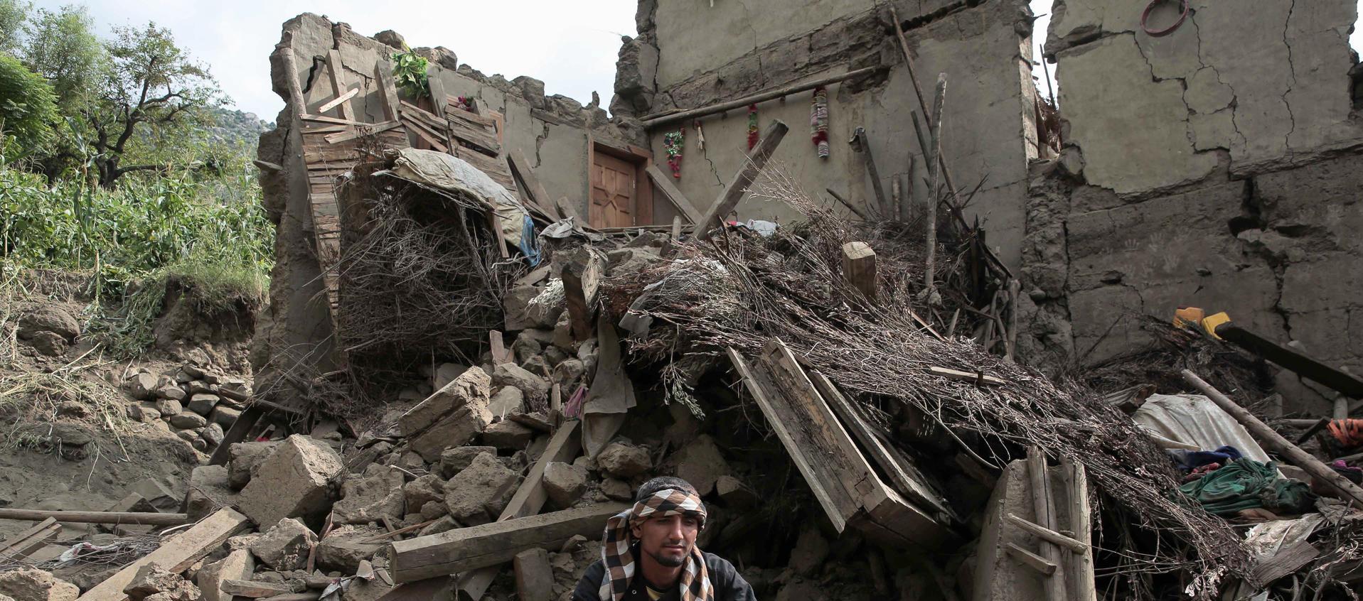 Casa destruida en Afganistán por el terremoto.