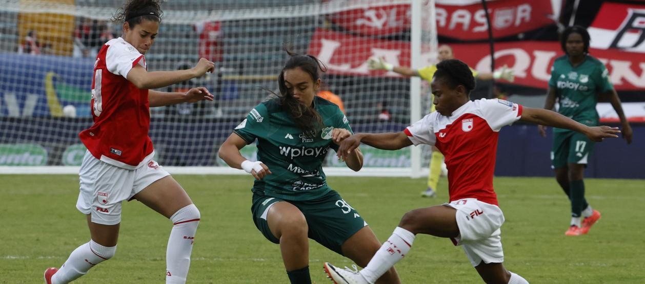 Acción del partido de ida entre Santa Fe y Cali, en Bogotá. 