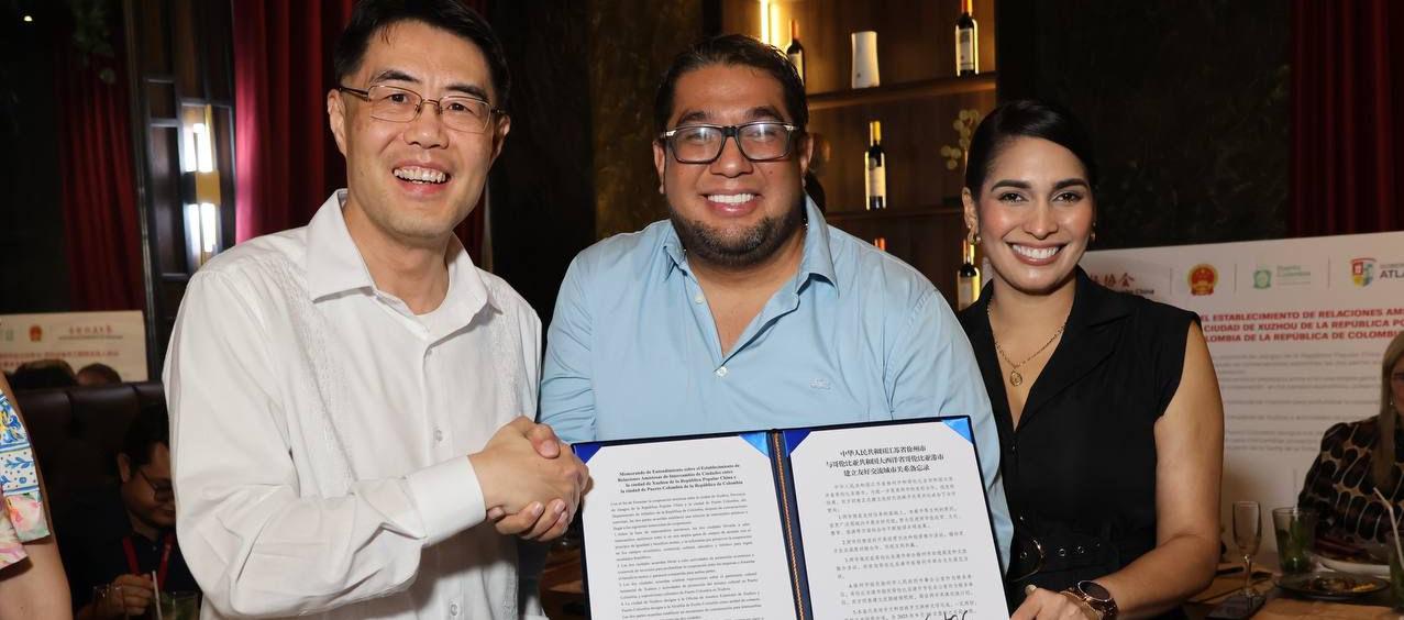 Embajador de China en Colombia, Zhu Jingyang, junto al alcalde de Puerto Colombia, Plinio Cedeño, y su esposa Katherine De la Hoz.