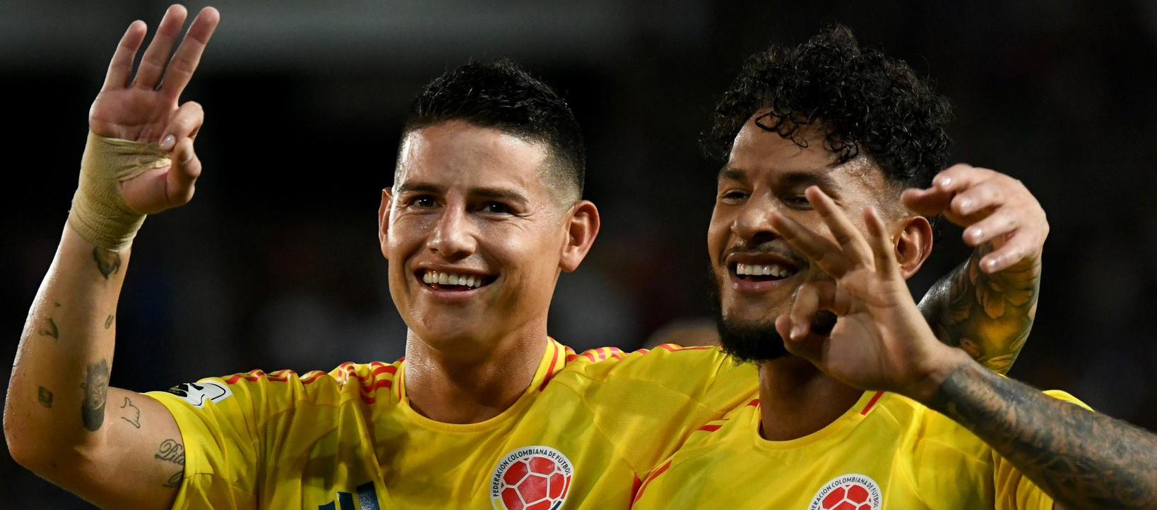 James Rodríguez celebra con Luis Suárez, figura de Colombia contra Venezuela. 