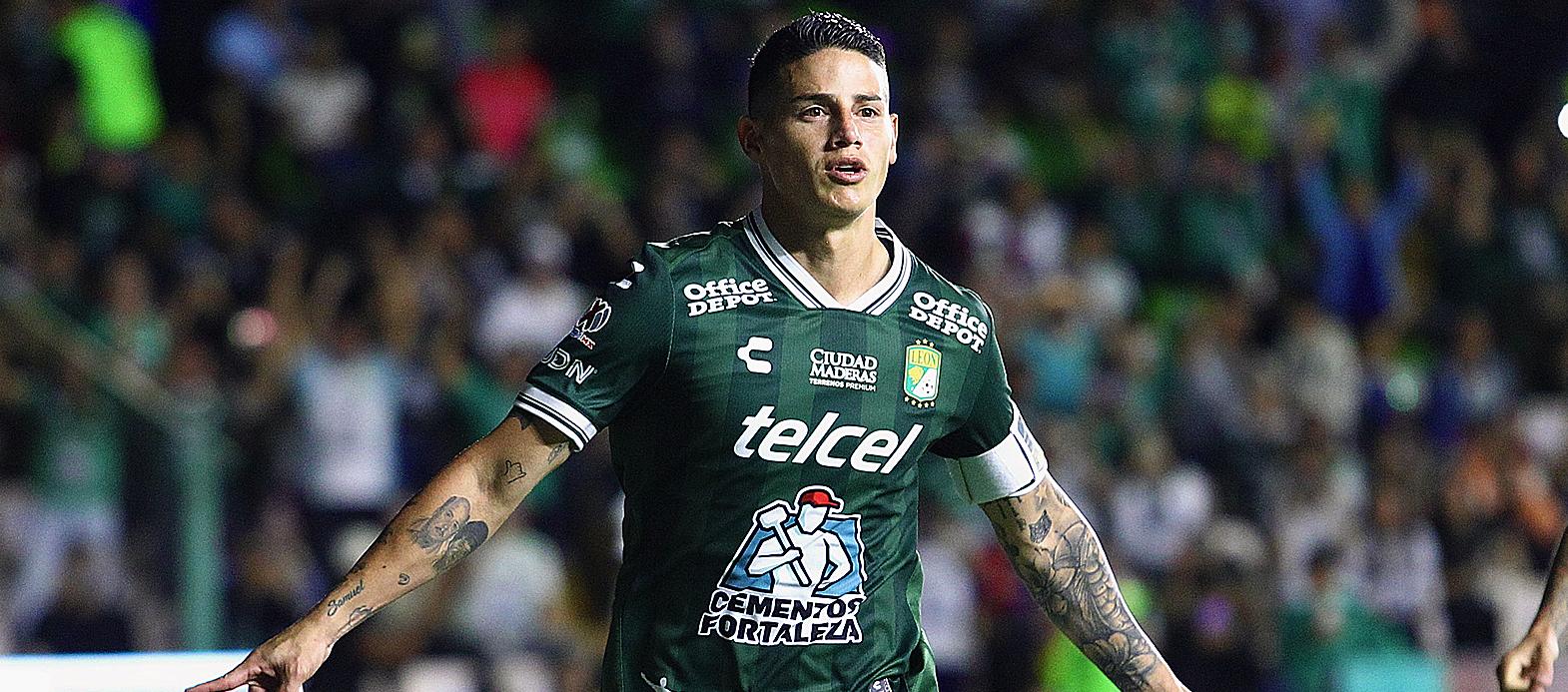 James Rodríguez celebra tras marcar de pena máxima para el León.