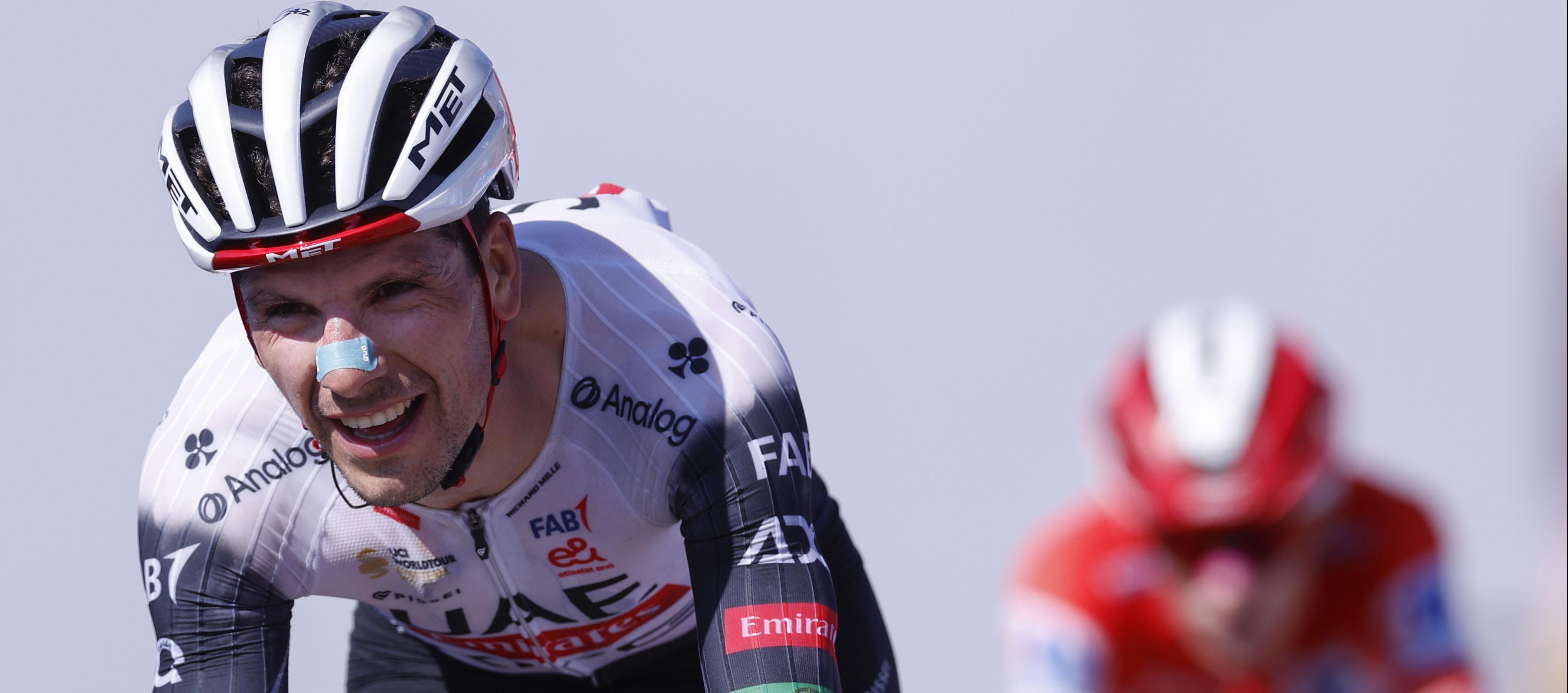 Joao Almeida supera en la meta al líder de la Vuelta, Jonas Vingegaard.