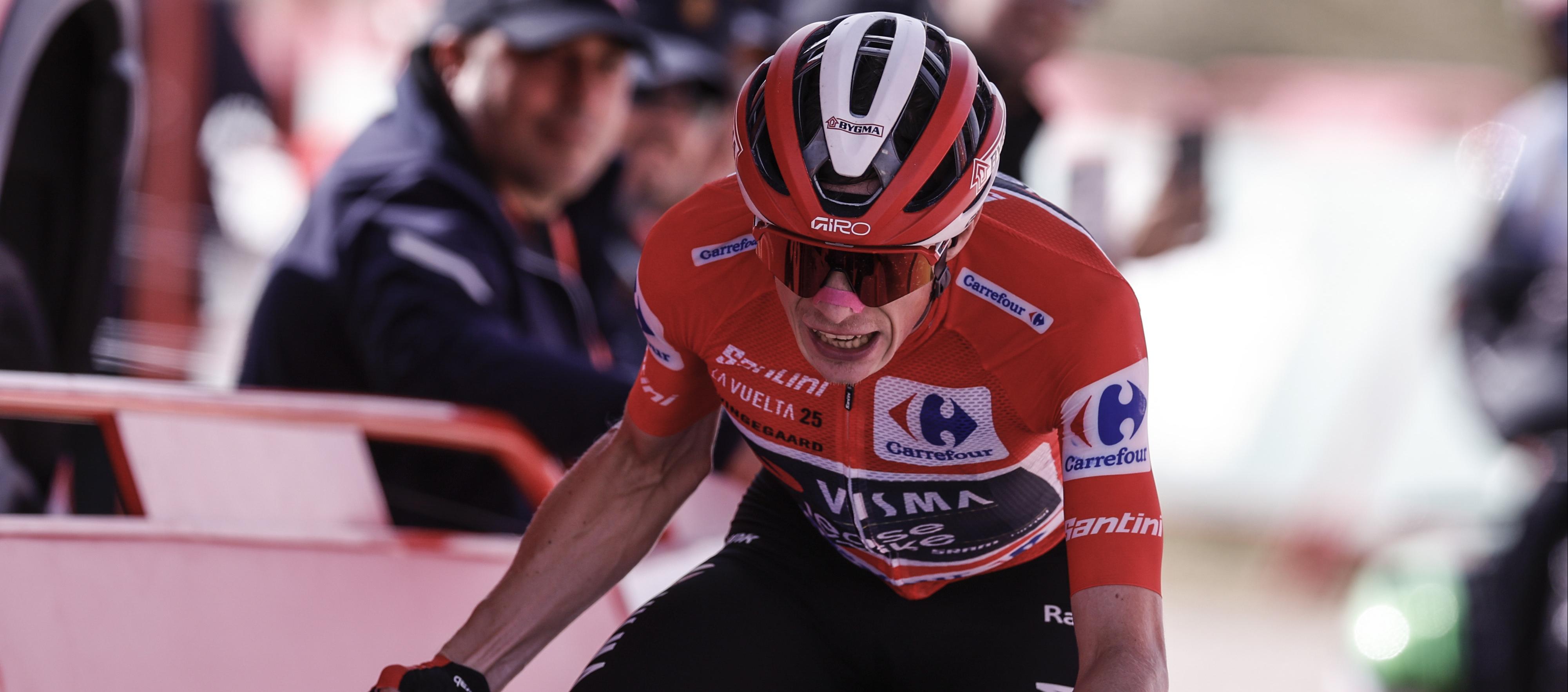 Jonas Vingegaard cruza la meta como ganador de la penúltima etapa de la Vuelta a España.