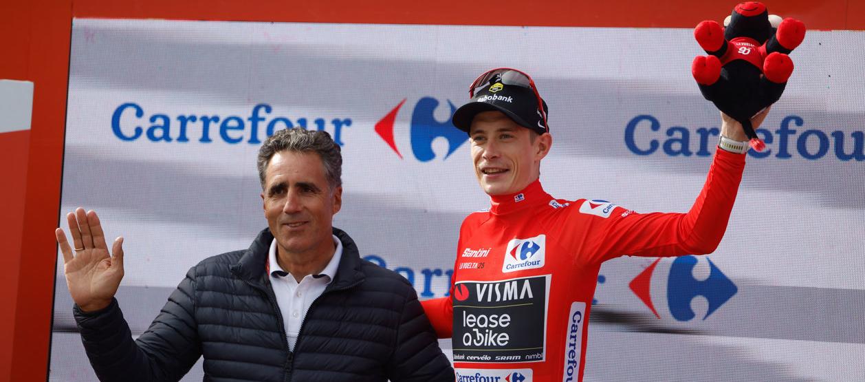 Jonas Vingegaard compartió en el podio con Miguel Indurain, cinco veces ganador del Tour de Fancia. 