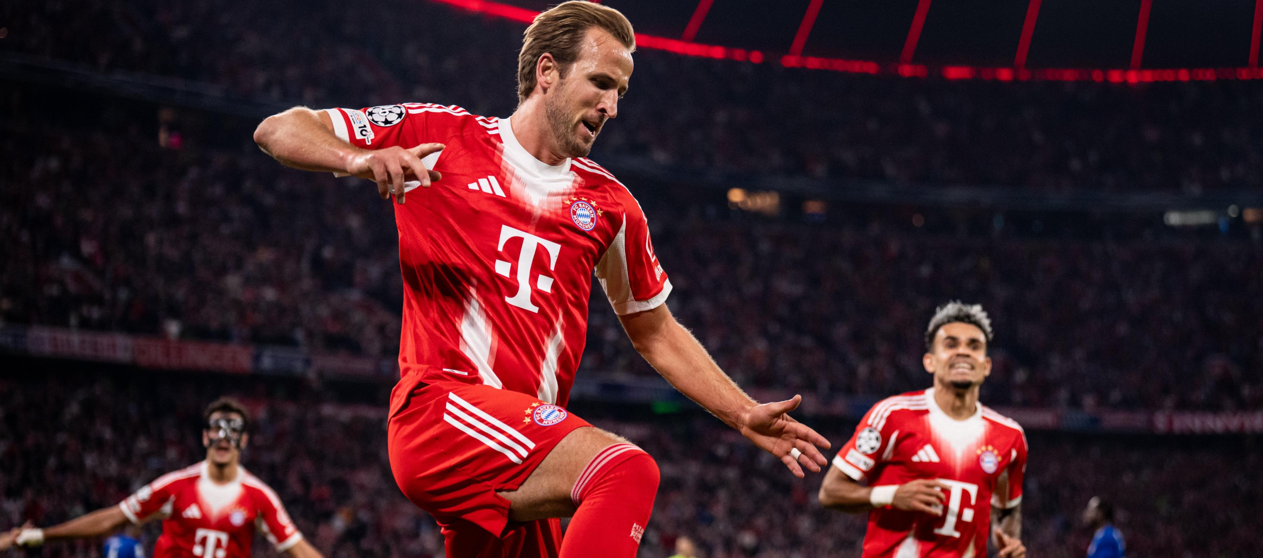 Harry Kane celebra uno de sus goles al Chelsea. Al fondo, el colombiano Luis Díaz. 