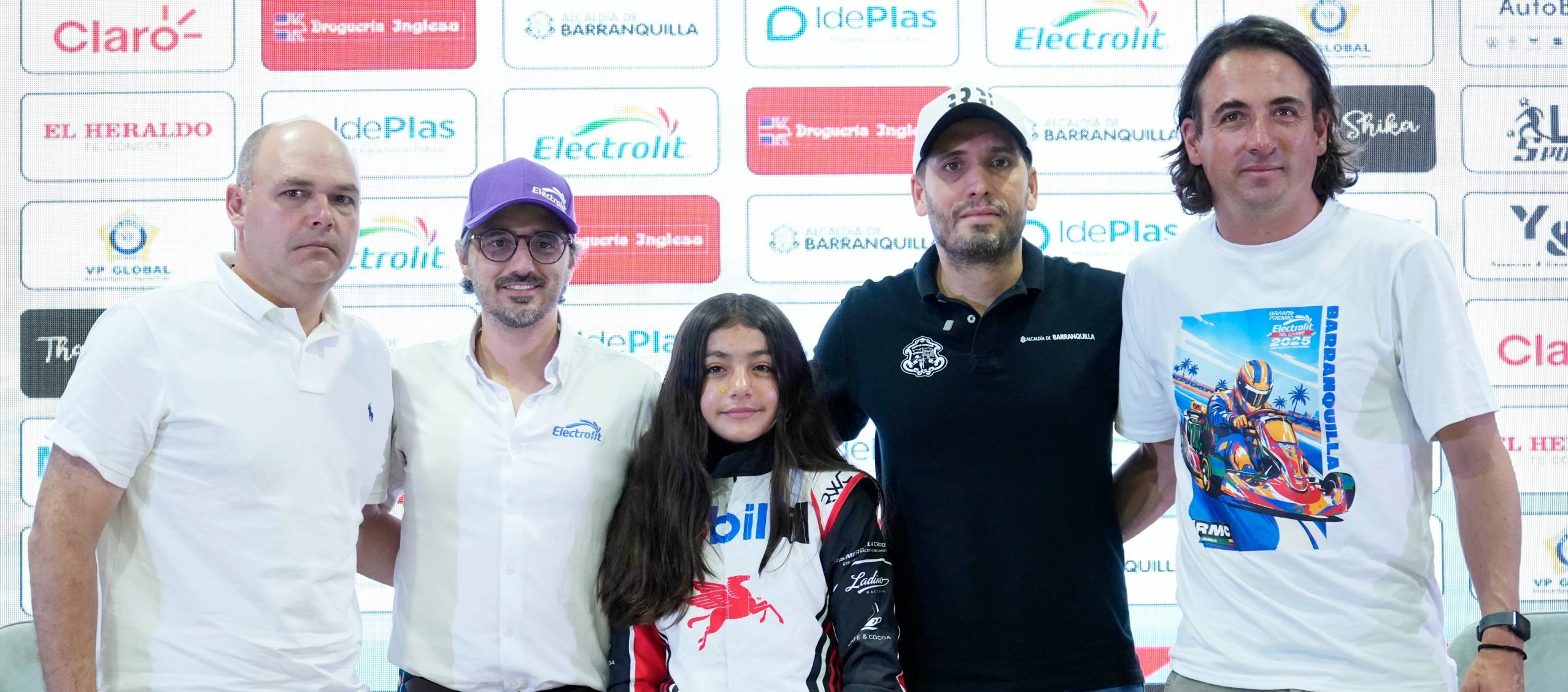 La piloto bogotana Alicia Ladino acompañada de los organizadores del Gran Premio Rotax del Caribe.  
