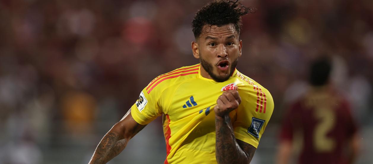 El samario Luis Suárez festejando uno de sus goles contra Venezuela, en Maturín.