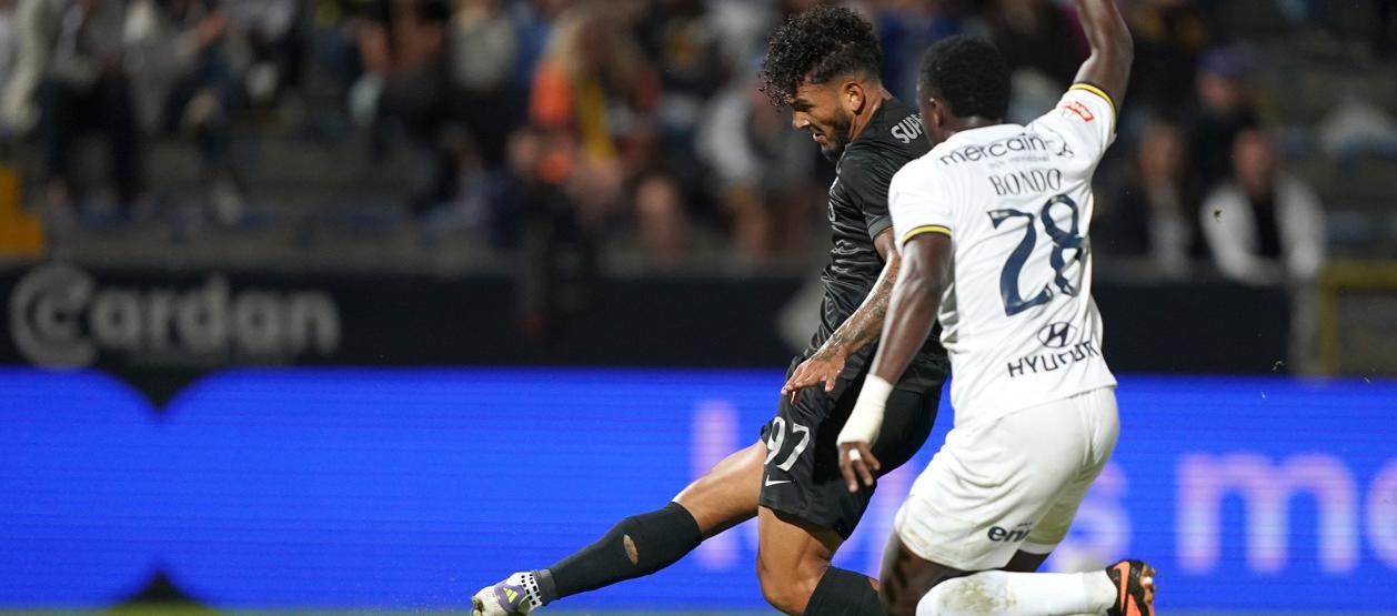 El remate de Luis Suárez que significó el gol del triunfo del Sporting 