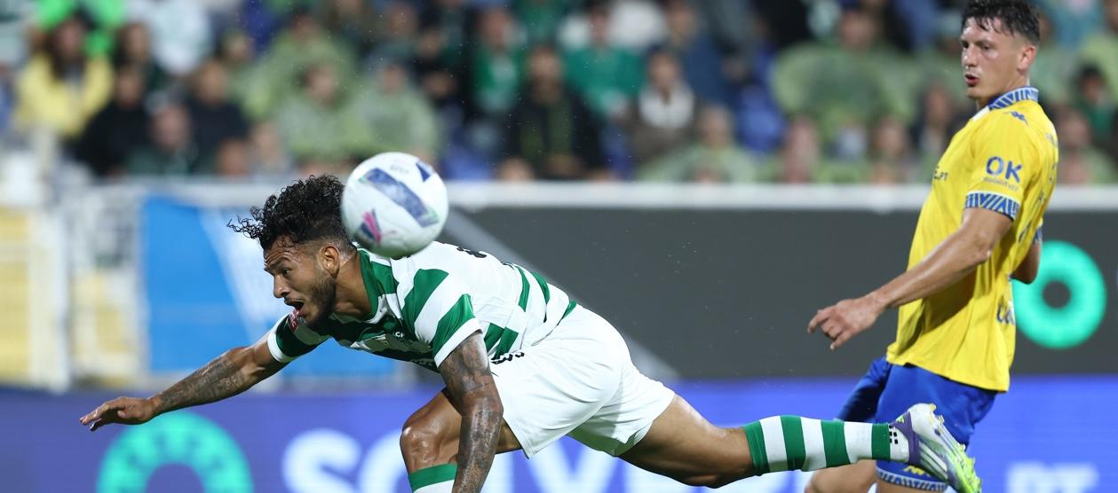 Luis Suárez intenta rematar hacia la portería del Estoril Praia.