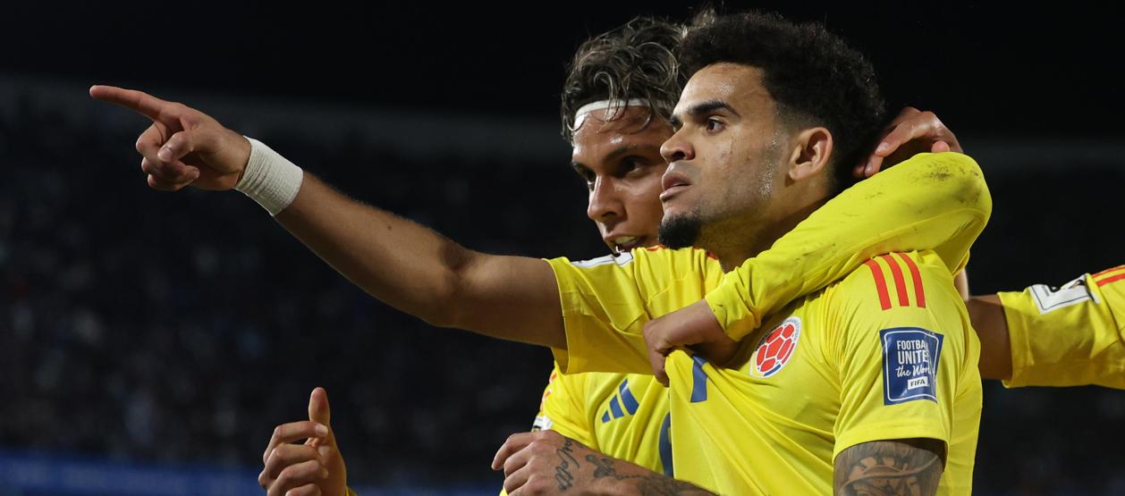 El guajiro Luis Díaz festeja un gol con Richard Ríos.