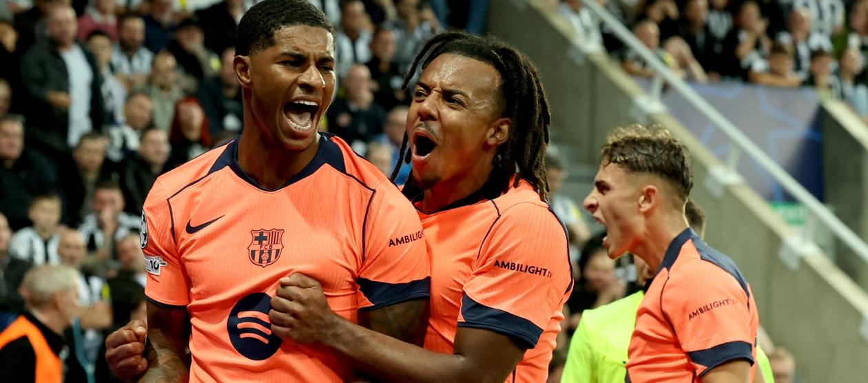 Marcus Rashford celebra con su compañero de equipo Jules Kounde. 