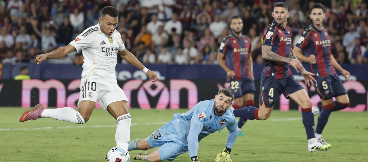 Kylian Mbappé marca el cuarto gol del Real Madrid, segundo en su cuenta personal. 