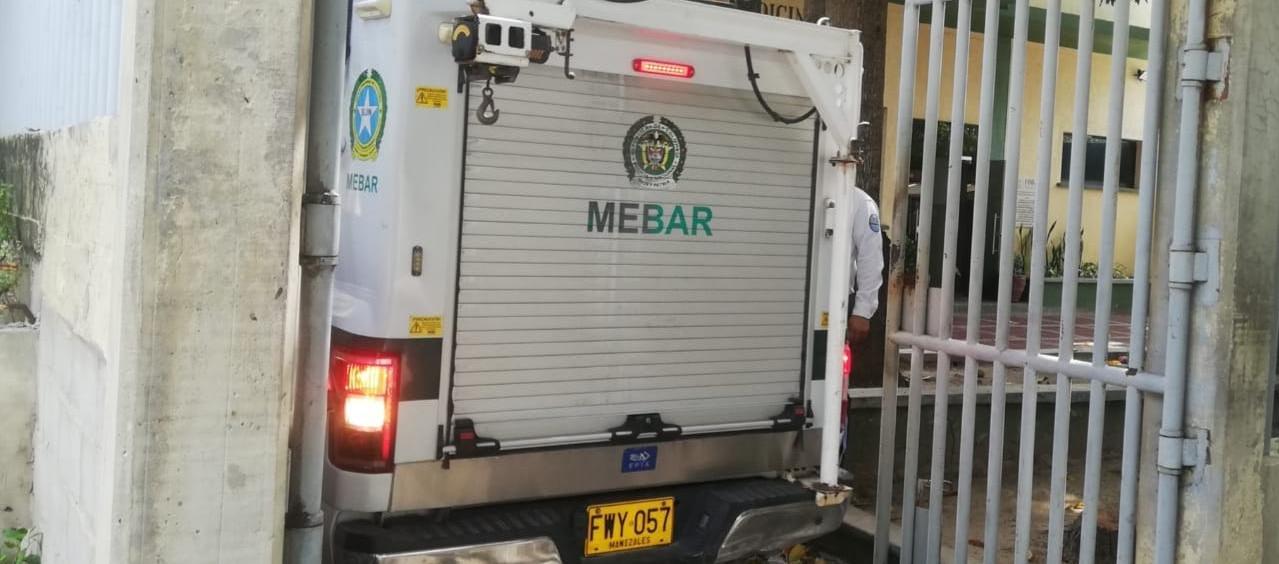 Vehículo entra a las instalaciones de Medicina Legal, en Barranquilla. 