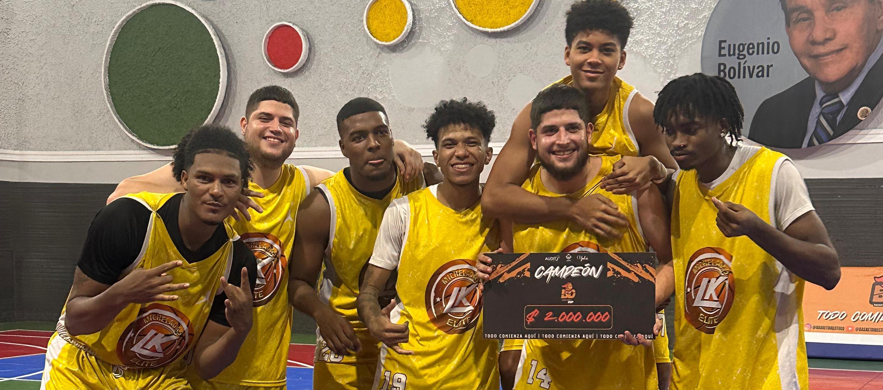 Integrantes de Micheladas LK Élite tras conquistar el título del Basket Directo CUP.